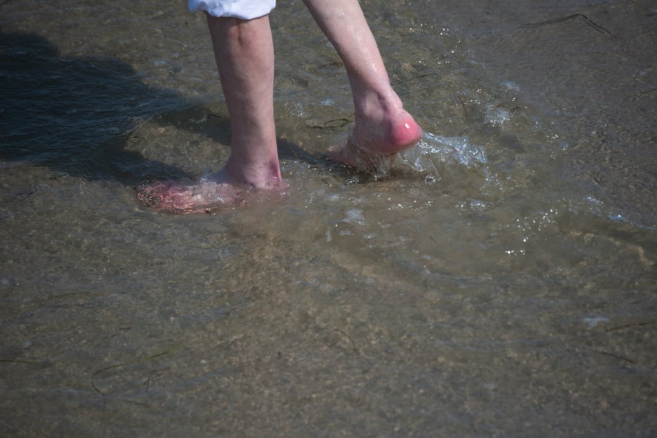 Personen mit Wunden sollten das Wasser meiden.