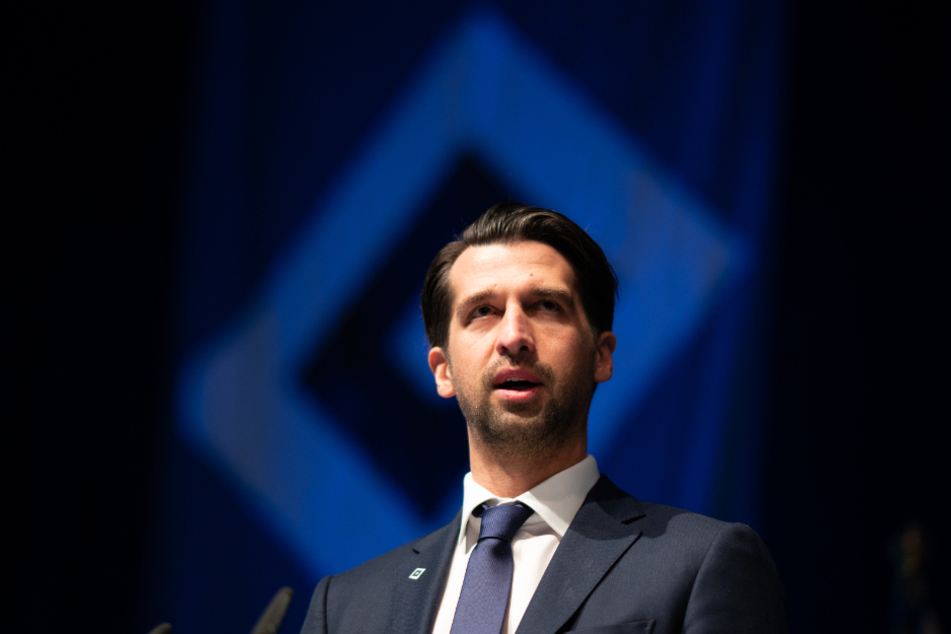 HSV-Sportvorstand Jonas Boldt steht hinter dem Trainer. (Archivbild)
