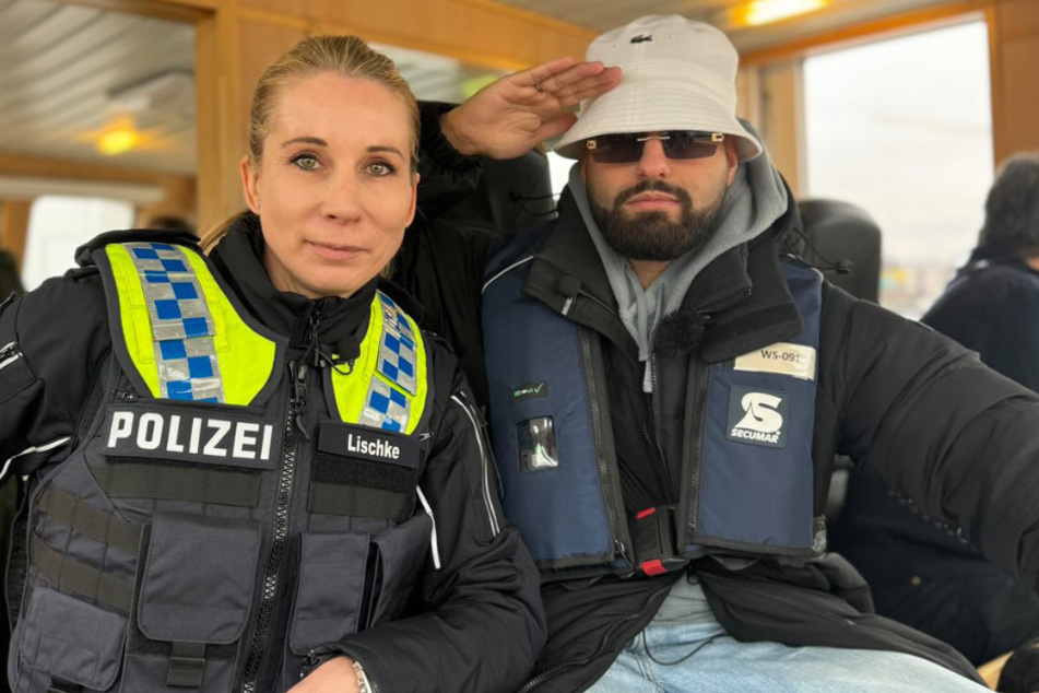 TikToker Mou Osman (25) mit Polizistin Francesca Lischke auf einem Polizeiboot auf der Elbe.