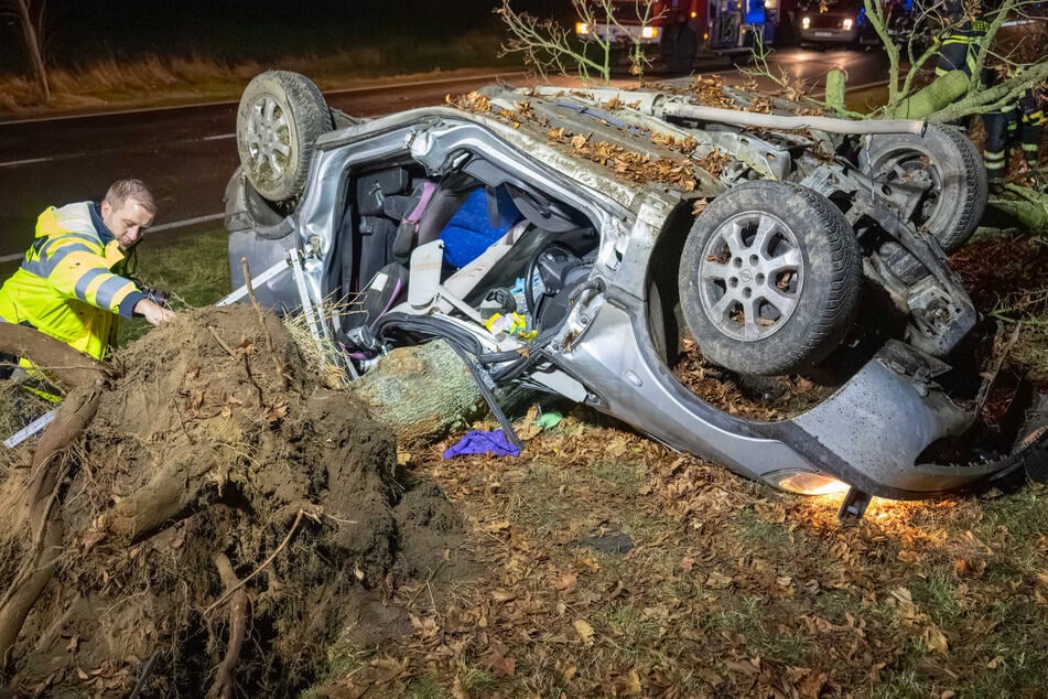 Fahrzeug kracht mit Baum zusammen: 22-Jähriger stirbt bei schwerem Unfall in Bad Düben