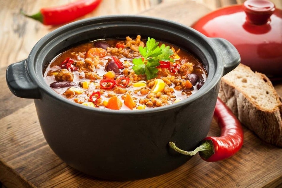 Die Grundzutaten für ein klassisches Chili con Carne sind Fleisch und Chili (-Schoten).
