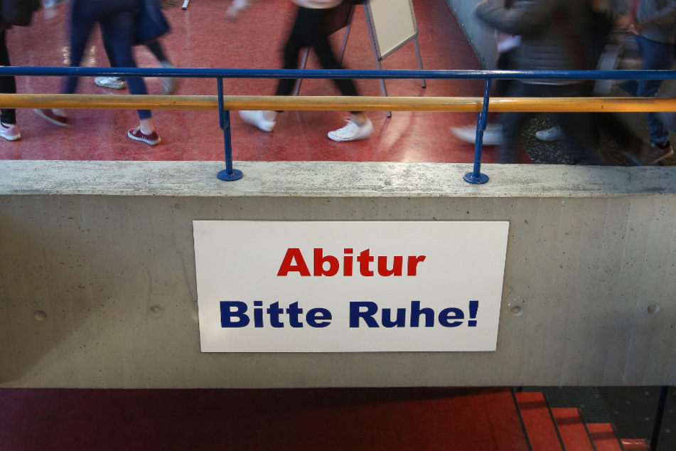 Ein Schild weist auf Abitur-Prüfungen hin. (Symbolbild)