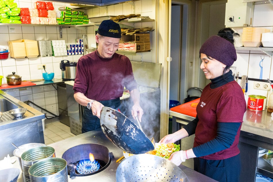 Koch Nguyen (59, l.) und Vize-Chefin Thanh Thi Hong Vu (59) sind stolz darauf, nur frische Lebensmittel zu verarbeiten.