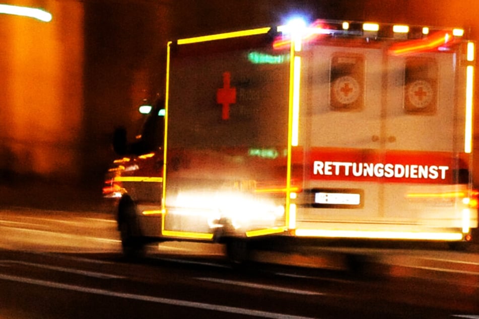 Die Rettungskräfte konnten das Leben eines Motorradfahrers nach einem schweren Unfall bei Oberhausen in Bayern nicht retten. (Symbolbild)