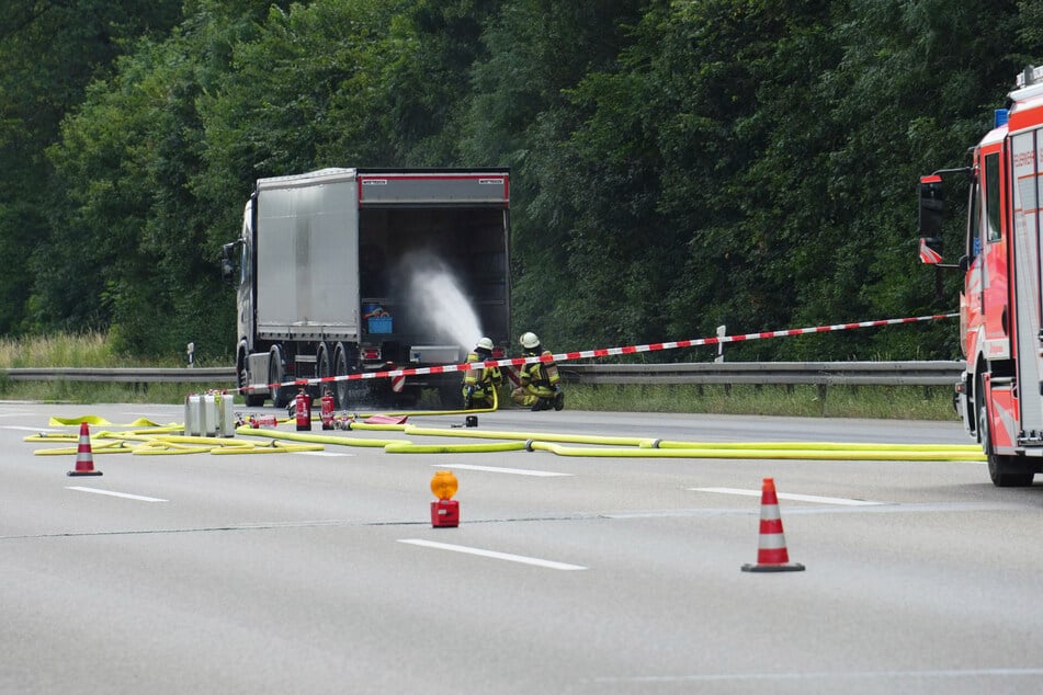 Die Feuerwehr kühlte die Behälter mit Wasser.