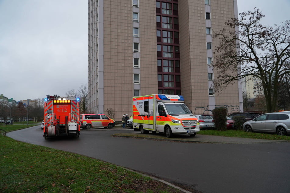 Der Mitarbeiter der Stadtwerke wurde zur medizinischen Behandlung in ein nahes Krankenhaus gebracht.