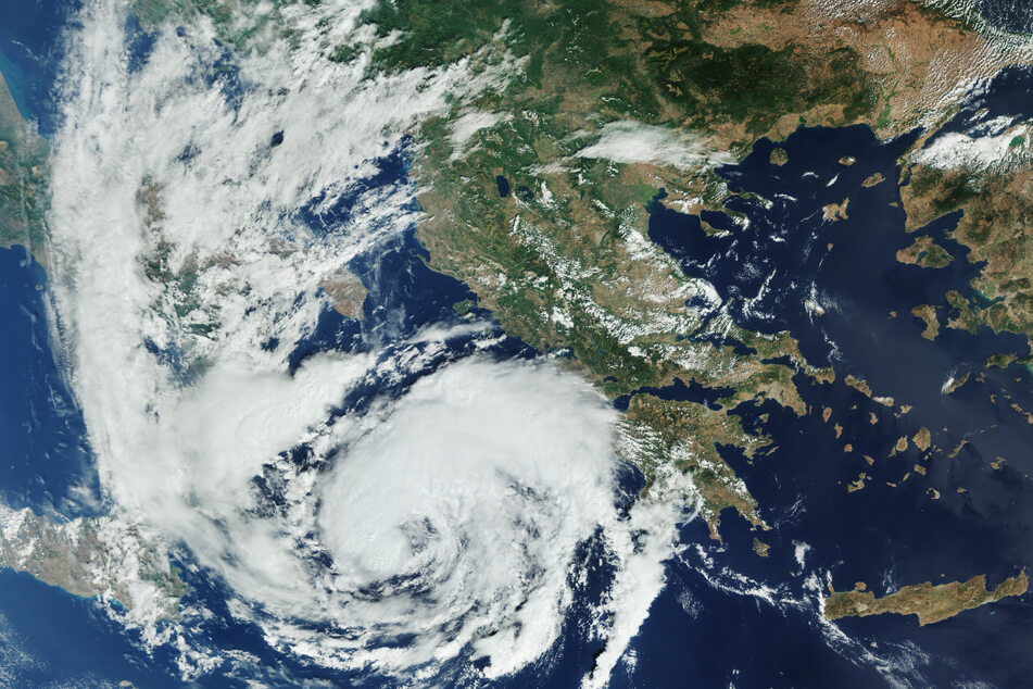 Das Satellitenbild vom Erdbeobachtungssatellit Kopernikus Sentinel-3 zeigt den Wirbelsturm "Ianos", der im Mittelmeer das Ionische Meer überquert und sich Griechenland nähert.
