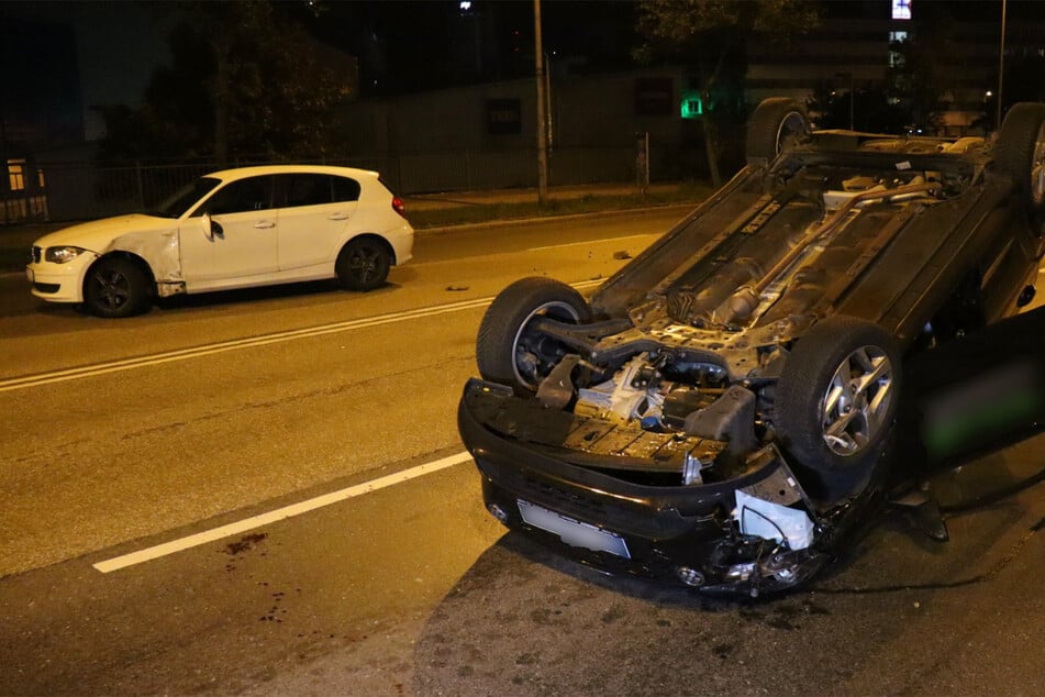 Der Hyundai kam auf dem Dach zum Liegen. Der Fahrer erlitt schwere Verletzungen.
