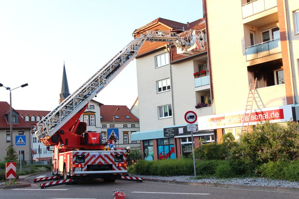 Die Küche einer Wohnung im ersten Obergeschoss eines Wohn- und Geschäftshauses am Kasseler Tor stand am Dienstagabend in Flammen.