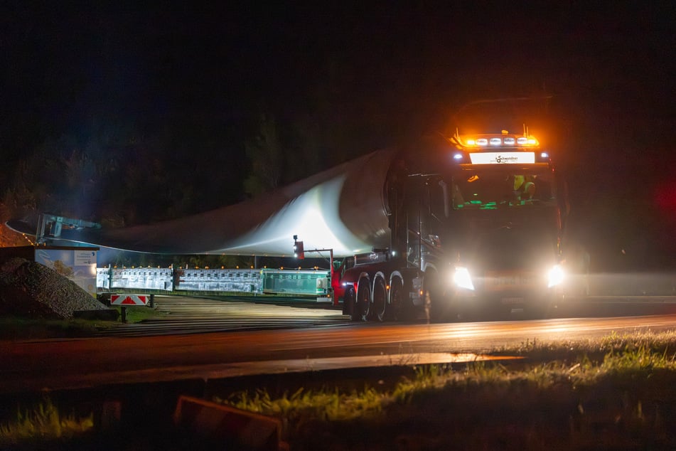 Die Fahrzeuge waren jeweils fast 80 Meter lang.