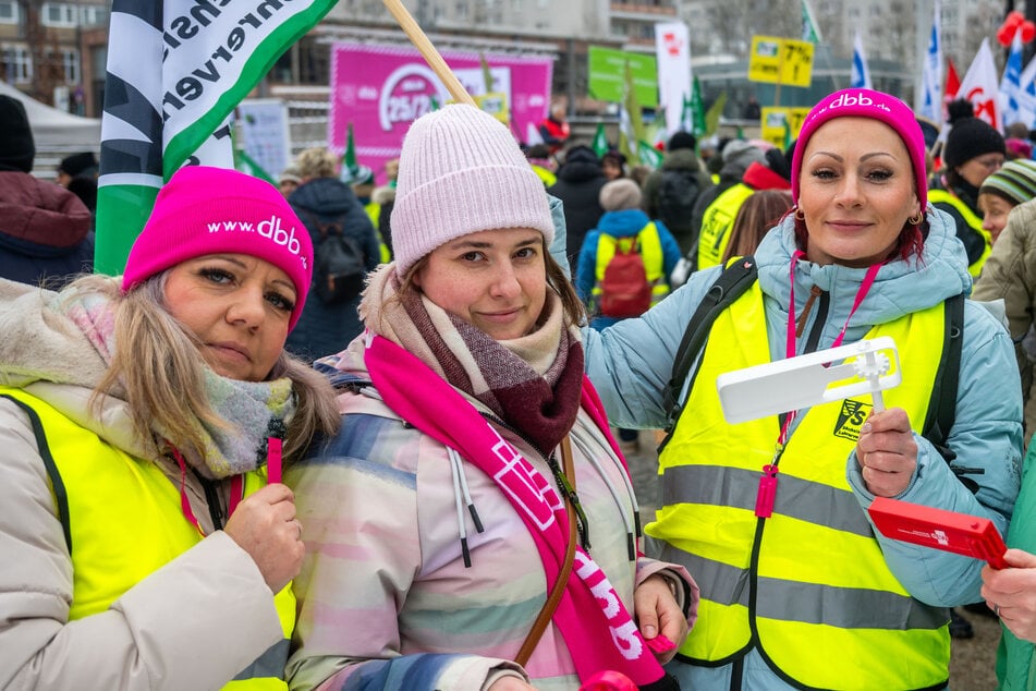 Nadine Bauer (34, r.) protestiert gemeinsam mit ihren Kolleginnen gegen Personalmangel und Überlastung.