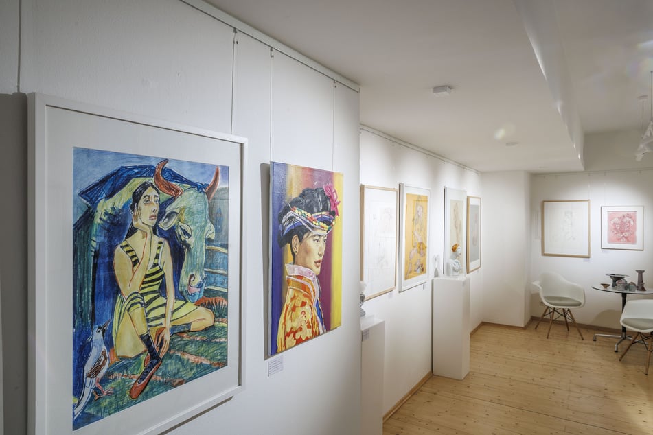 Erotische Gemälde an der Wand - ein Blick in die Ausstellung.