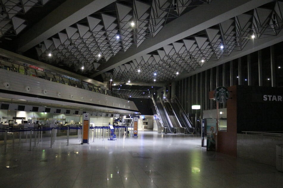 Im Terminal 1 des Frankfurter Flughafens fiel der Strom nahezu komplett aus. Nur noch die Notbeleuchtung funktioniert.