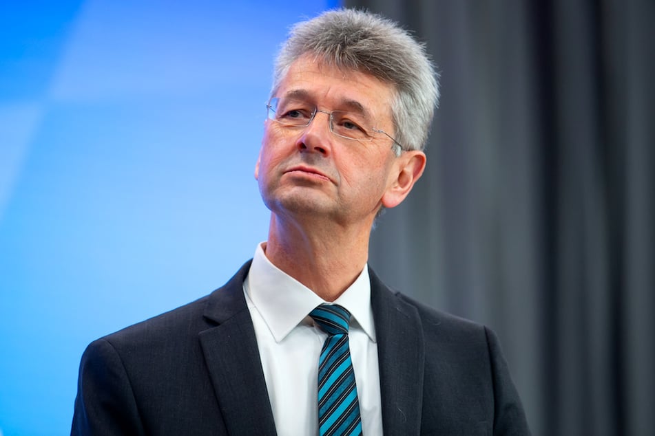 Michael Piazolo (61, Freie Wähler), Kultusminister von Bayern, trifft sich mit der Schulgemeinschaft.