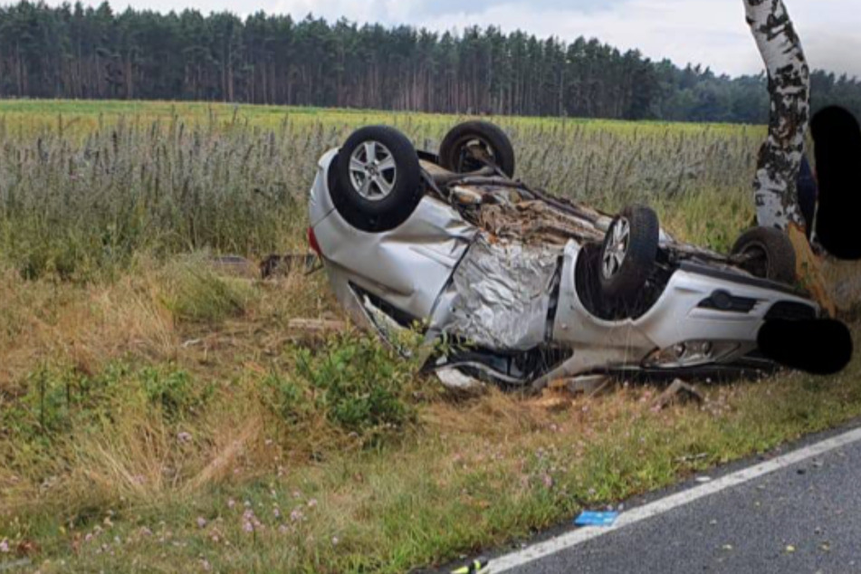 Tödlicher Crash! Autofahrerin aus Sachsen prallt gegen Baum und stirbt