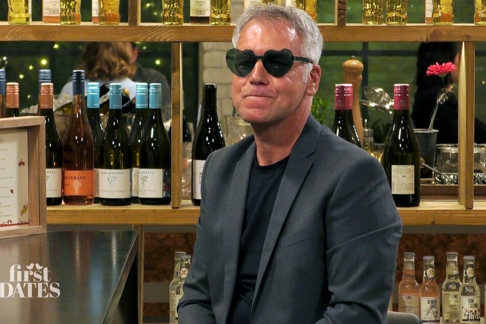 Dass Frank (55) sich mit der "Love-Brille" lediglich einen Scherz erlaubt hat, ist nicht sofort klar.