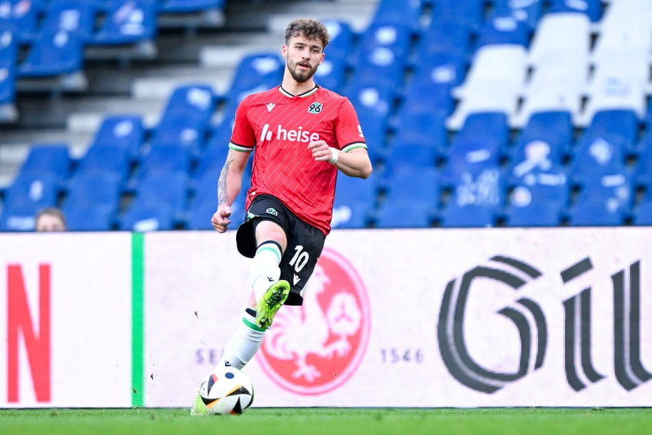 Eric Uhlmann (22) von Hannovers Reserve wird in Aue als neuer Sechser gehandelt.