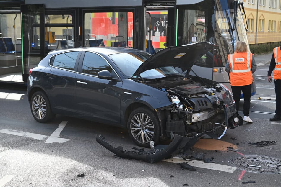 Aufgrund des Verkehrsunfalls komme es zu Einschränkungen des Straßenbahnverkehrs.