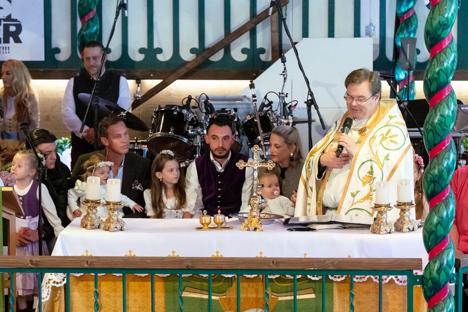 Taufe im Wiesn-Zelt: Schausteller-Pfarrer segnet vier Kinder auf dem Oktoberfest