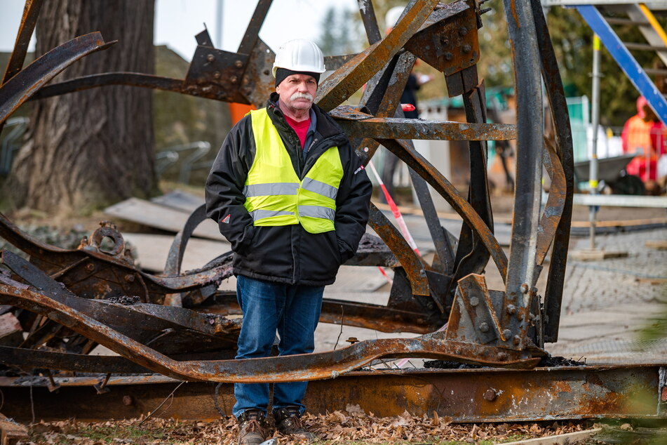 Bauleiter Lutz Schneider (63) vor dem völlig verbogenen Glockenstuhl, der derzeit neben der Ruine lagert.
