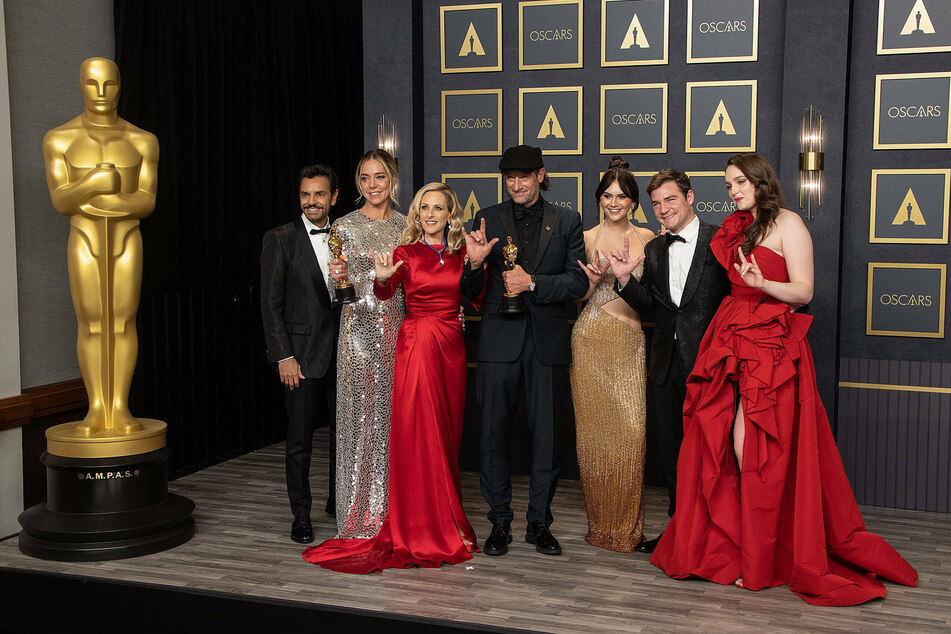 From l. to r.: Eugenio Derbez, Sian Heder, Marlee Matlin, Troy Kotsur, Emilia Jones, Daniel Durant, and Amy Forsyth, winners of the Best Picture award for CODA