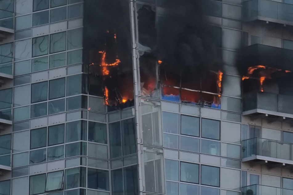 Flammen schlagen aus Fenstern: Hochhaus steht in Brand