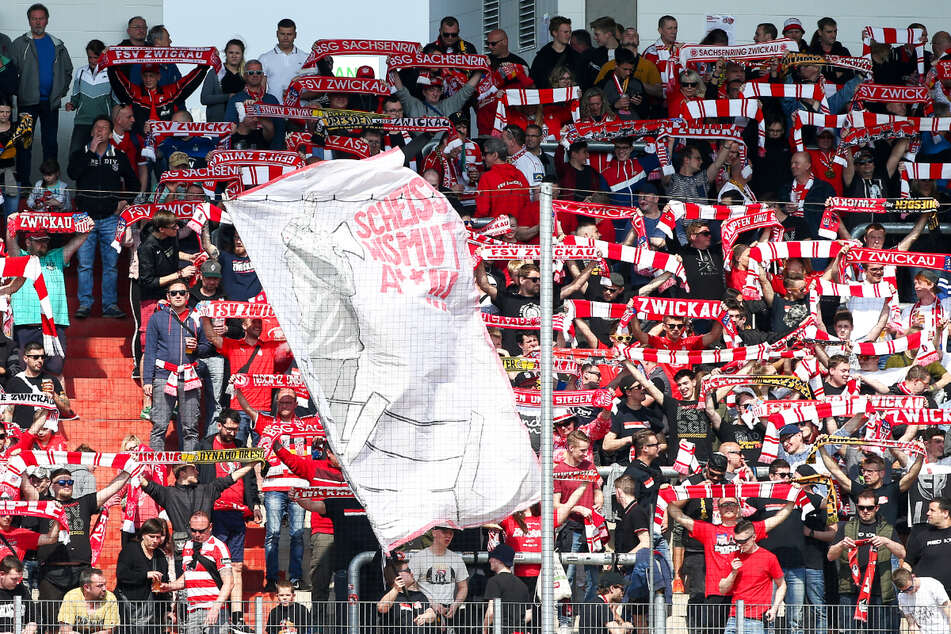 FSV Zwickau Fans mit "Scheiss Wismut A**"-Fahne beim Spiel gegen SV Wehen Wiesbaden 2019. (Archvibild)