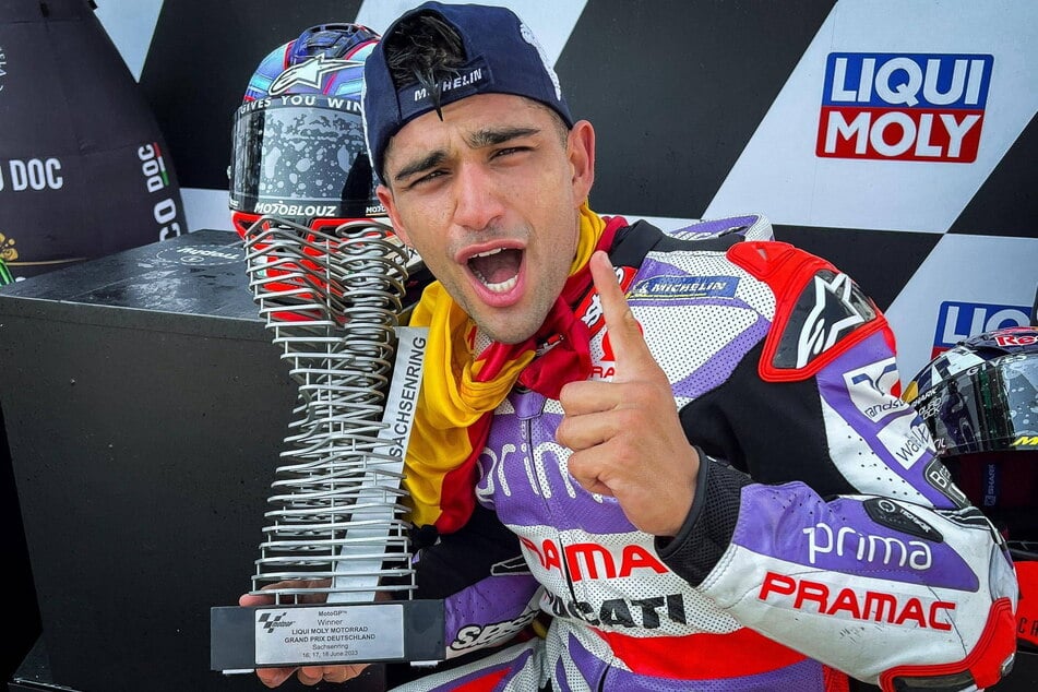 Rennfahrer Jorge Martin (26) mit dem Siegerpokal aus dem letzten Jahr.