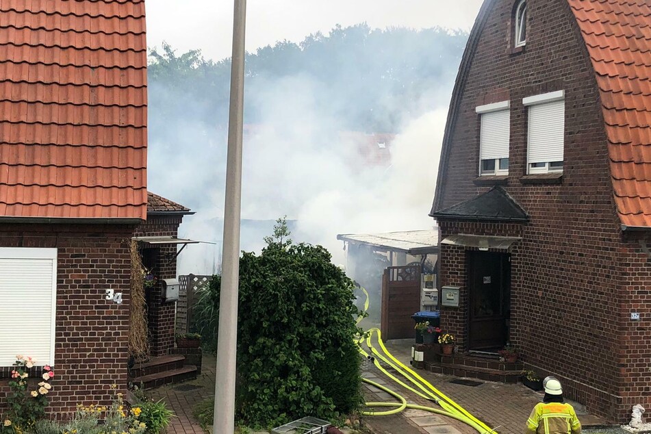 Beim Eintreffen der Feuerwehr brannte der Carport schon lichterloh.
