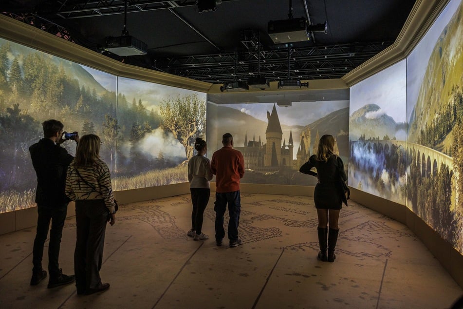 Zu Beginn werden Szenen aus Harry-Potter-Filmen gezeigt, um leichter in die magische Welt abzutauchen.