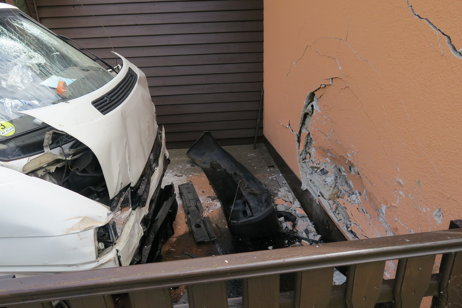 Gegen diese Hauswand im Breitenbrunner Ortsteil Rittersgrün knallte am Dienstag ein Transporter-Fahrer (67). Der 67-Jährige starb noch am Unfallort.