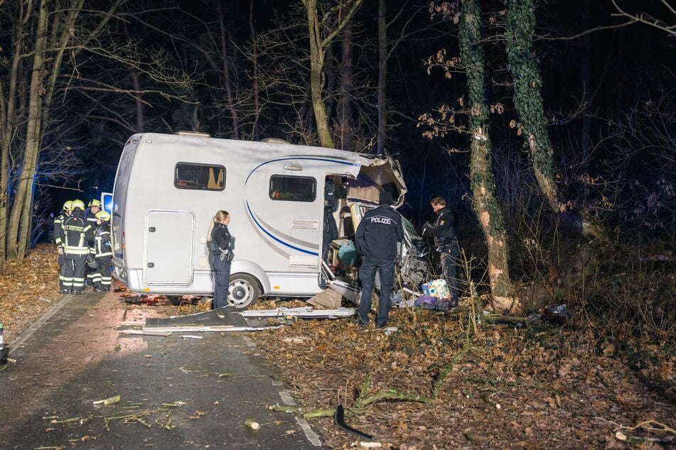 Nach dem Unfall starteten Polizeibeamte unmittelbar mit der Spurensuche, um den genauen Unfallhergang zu klären.