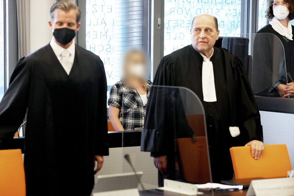Im Fall der fünf getöteten Kinder in Solingen hat vor dem Landgericht Wuppertal der Mordprozess gegen deren Mutter begonnen.