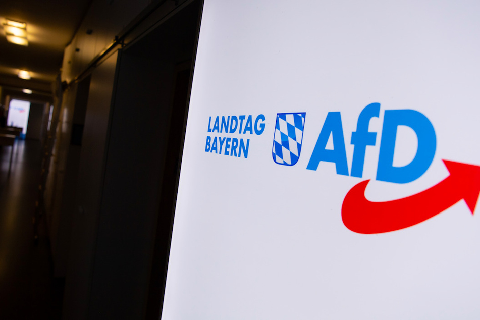 Das Logo der AfD hängt in einem Flur des bayerischen Landtags.