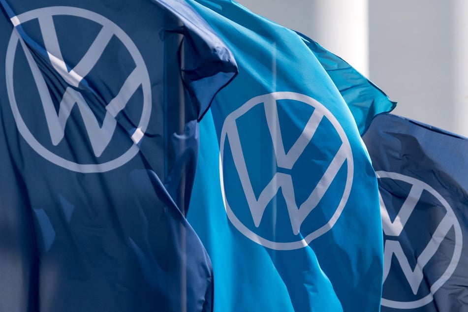Fahnen mit dem VW-Logo wehen im Fahrzeugwerk von Volkswagen in Zwickau.