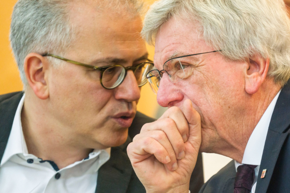 Das Foto aus dem Januar dieses Jahres zeigt den hessischen Wirtschaftsminister Tarek Al-Wazir (Grüne, l.) und Volker Bouffier (CDU, r.), den Ministerpräsidenten von Hessen.