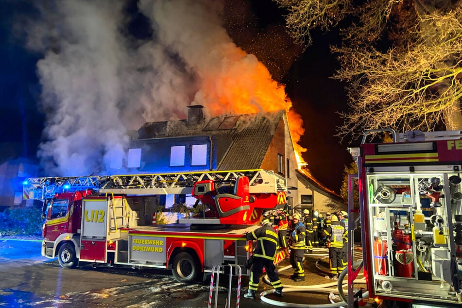 Im Dortmunder Norden brannte es in einem Wohnhaus, eine Frau (†87) starb.
