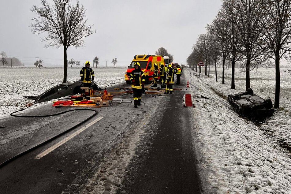 Auf der S49 bei Bad Lausick sind am Dienstagmorgen zwei Autos frontal miteinander kollidiert. Der Zusammenstoß war so heftig, dass eines der Fahrzeuge in den Straßengraben geschleudert wurde.