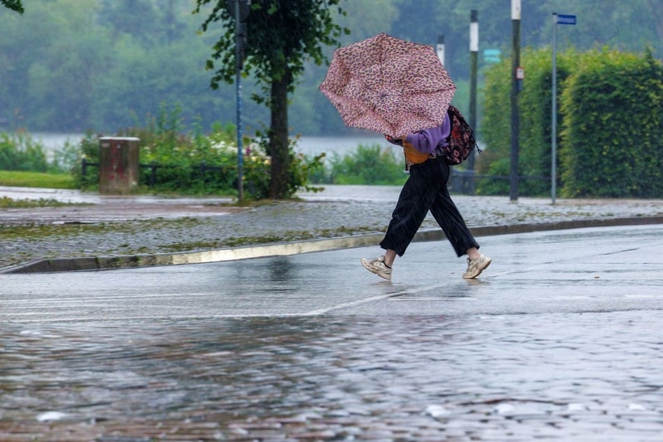 Menschen in Nordrhein-Westfalen sollten das Haus in diesen Tagen nicht ohne Regenschirm verlassen. (Symbolbild)
