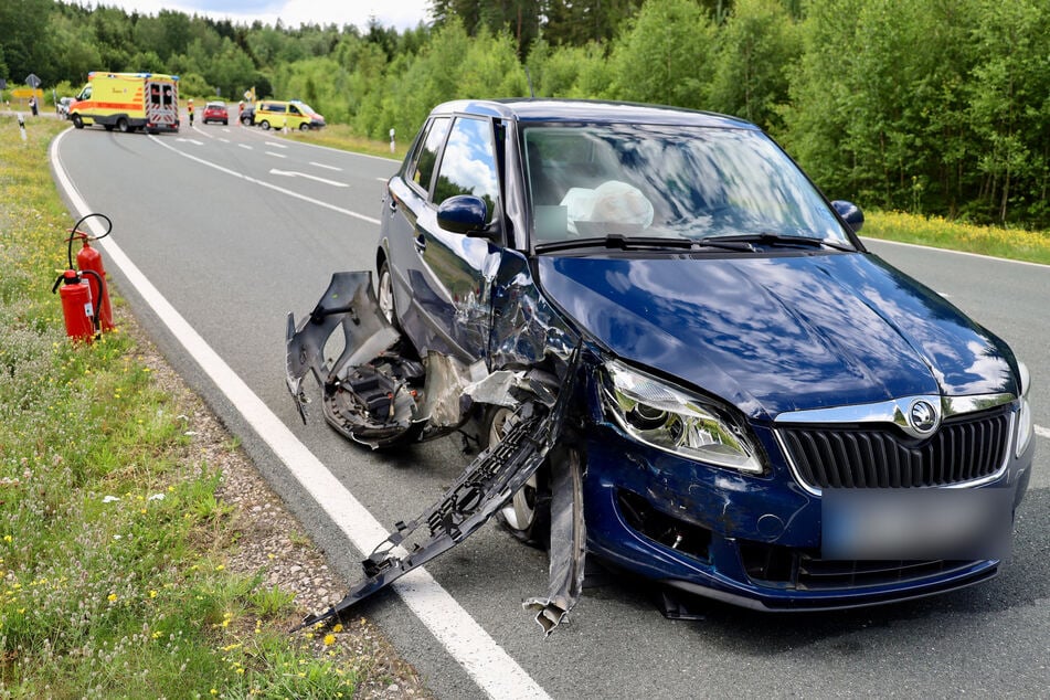 Auch der Skoda wurde massiv beschädigt.