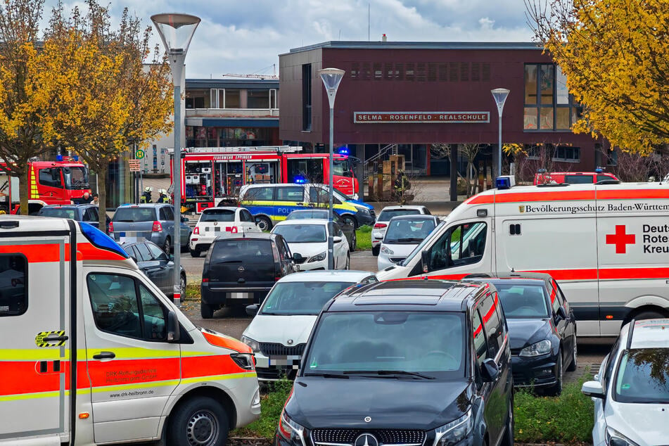 Zahlreiche Fahrzeuge der Feuerwehr und des Rettungsdienstes waren zur Eppinger Selma-Rosenfeld-Realschule ausgerückt.