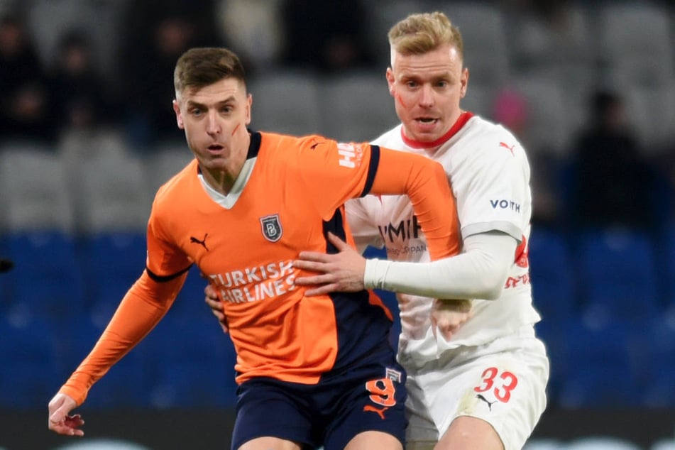 Krzysztof Piatek (29, l.) traf mit Başakşehir in der Conference League unter anderem auf den 1. FC Heidenheim und konnte beim 3:1-Sieg ein Tor und eine Vorlage beisteuern.