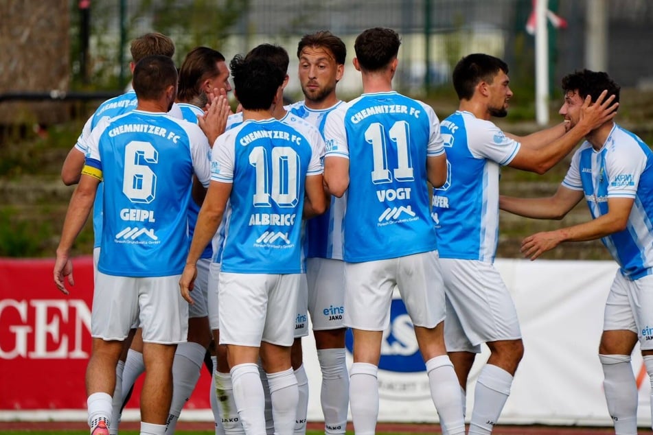 Freude bei den Himmelblauen! In der ersten Halbzeit schossen die Chemnitzer insgesamt drei Tore.
