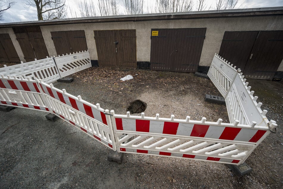 Das Erdloch ist weitläufig abgesperrt.