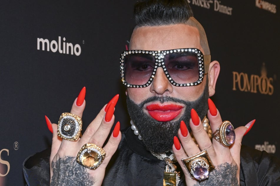 Das an 1990 angelehnte Trikot passe perfekt zum aktuellen Trend, sagt der Modeschöpfer Harald Glööckler (60).