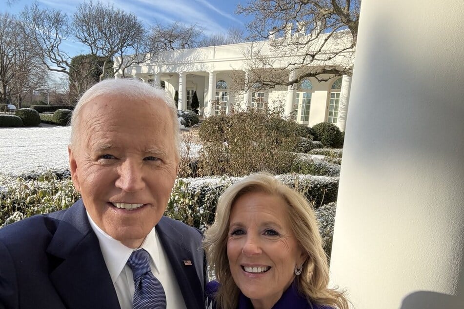 President Joe Biden (l.) and his wife Jill Biden (r.) took one more picture "for the road" as Donald Trump makes his way into office on Monday.