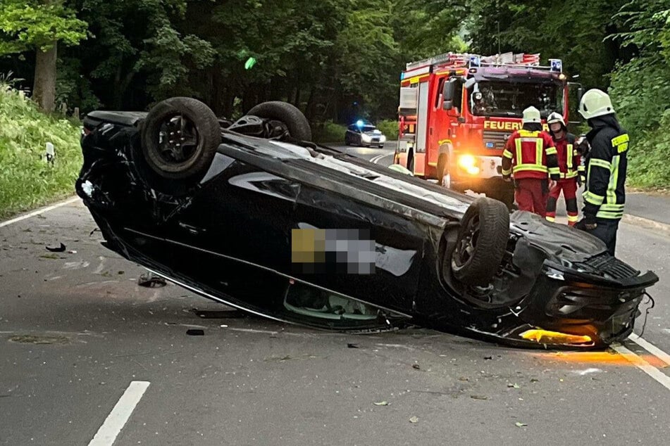 25-Jähriger rast mit Ford gegen Baum und überschlägt sich mehrfach