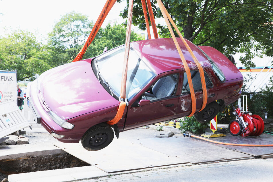 Das Auto "flog" nach dem Crash über die Pfeifferhannsstraße.