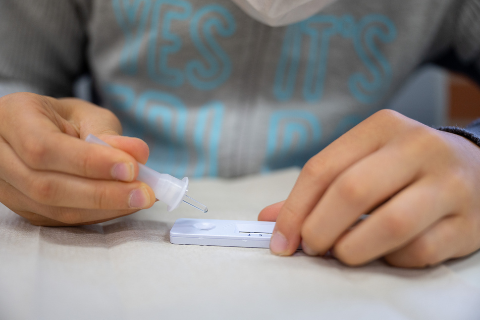 Ein Schüler macht in seiner Klasse einen Corona-Schnelltest.