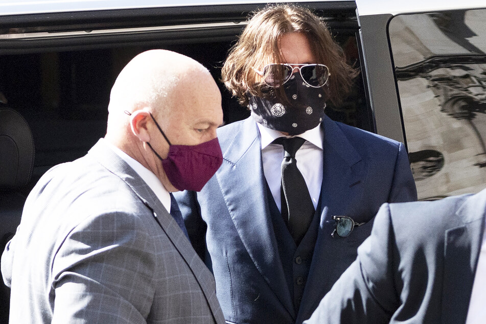 Johnny Depp (57, r.) kommt zur Anhörung in seiner Verleumdungsklage gegen den Verlag der Boulevardzeitung "The Sun".